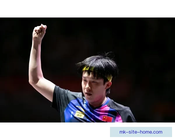 王楚钦赛场拼搏举动感动球迷采访中忽然双手撑地全力以赴